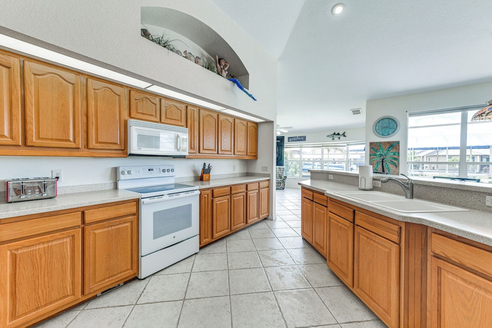 12 Mi to Gulf: Port Charlotte Home w/ Boat Dock