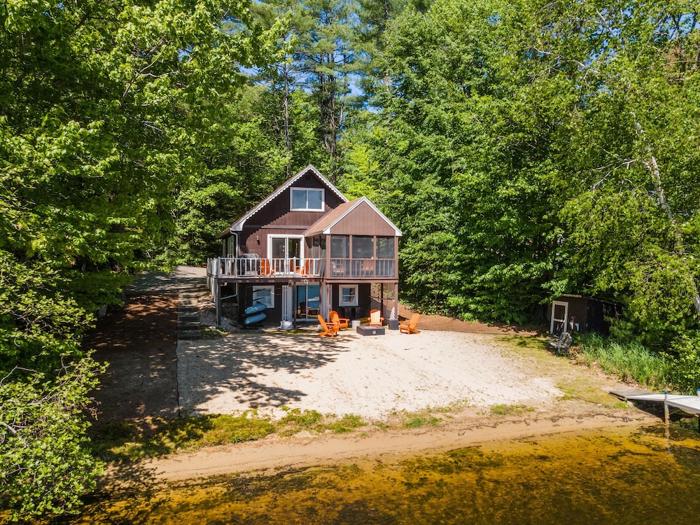 Idyllic Lakeside Getaway 4 Bedroom Home by RedAwning
