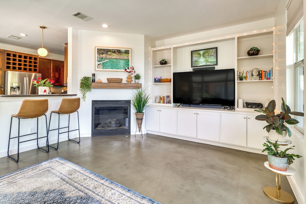 3 Mi to Dtwn: Centrally Located Austin Townhome