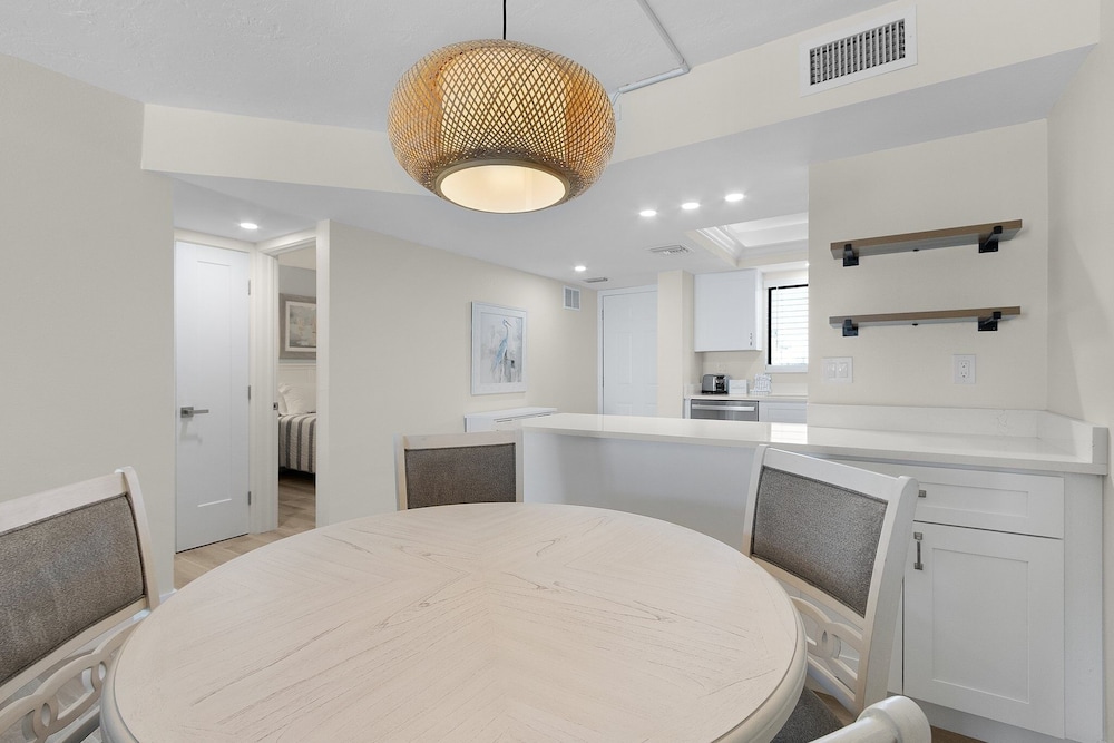 Seaside 209: Oceanview 2br/2ba Condo With Pool, Steps To Beach 2 Bedroom Condo