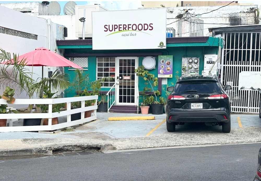 Centrally Located Sunny Apartment Walk to Beaches
