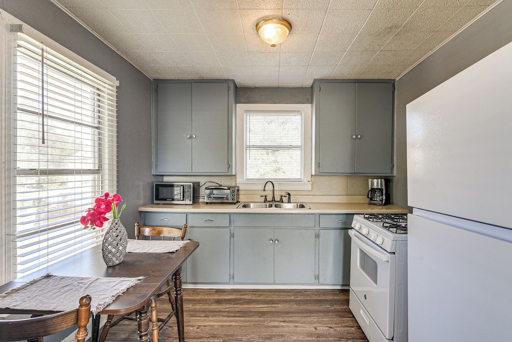 Near Sabine Lake: Pet-friendly Apt in Port Arthur