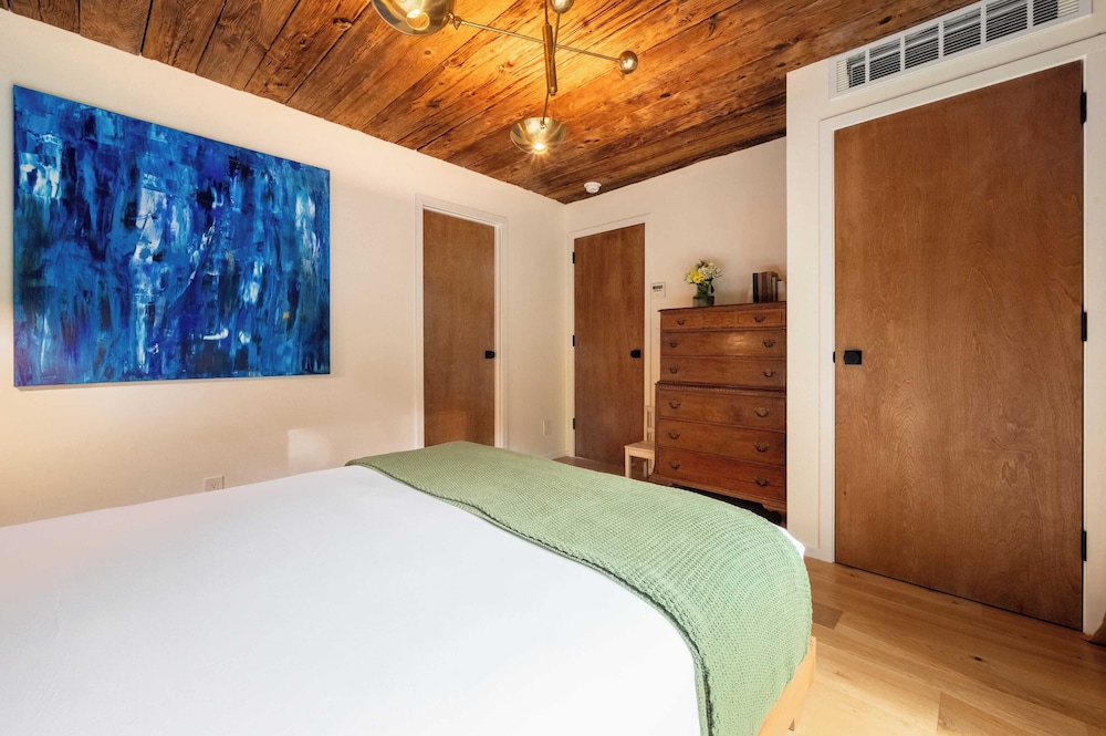 Modern Catskills Escape w/ Open Living, Steam Shower, Fireplace & Hot Tub w/ Mountain Views, Minutes From Woodstock & Trails Suncliff Vista