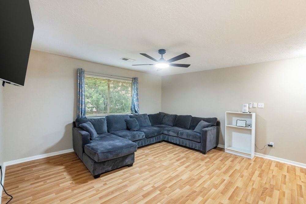 Pet-friendly 3BR Near First Colony Mall