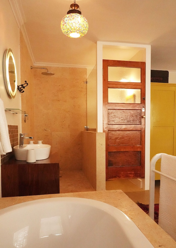 Dolphin Inn Guest House