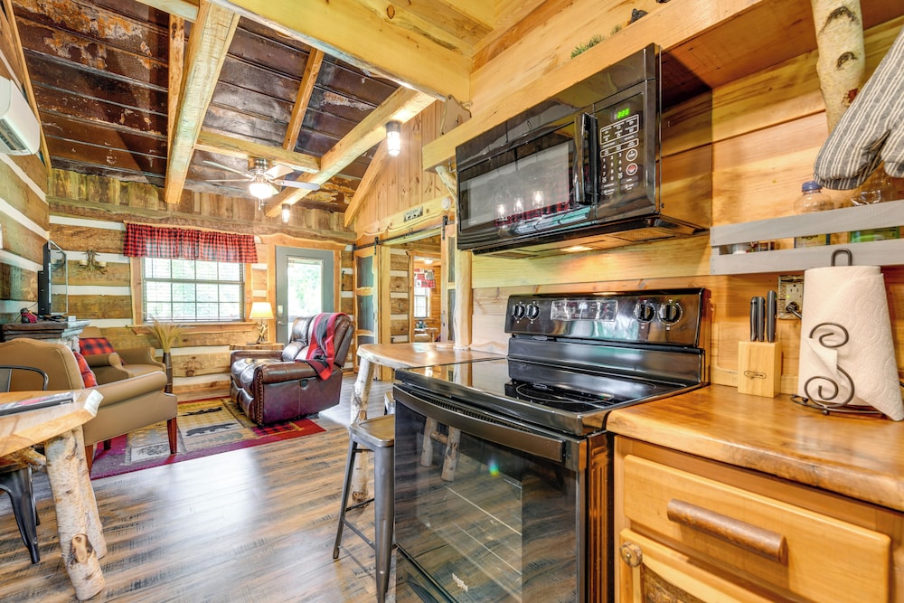Covered Deck & Fire Pit: Smoky Mountain Cabin view 5