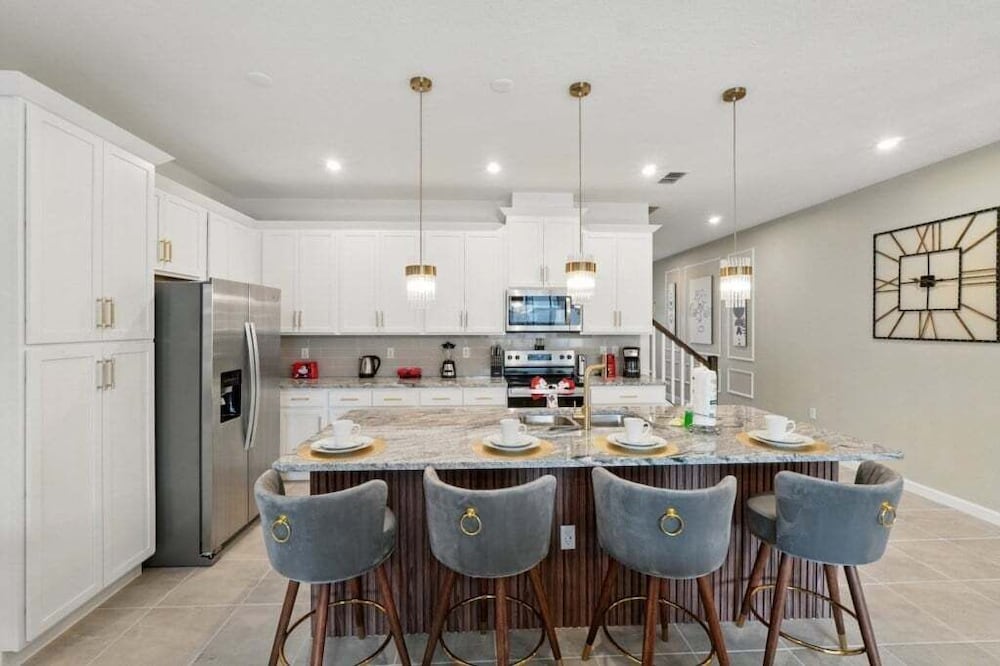 Beautiful Chic Radiance Home With Pool 5 Bedroom Townhouse