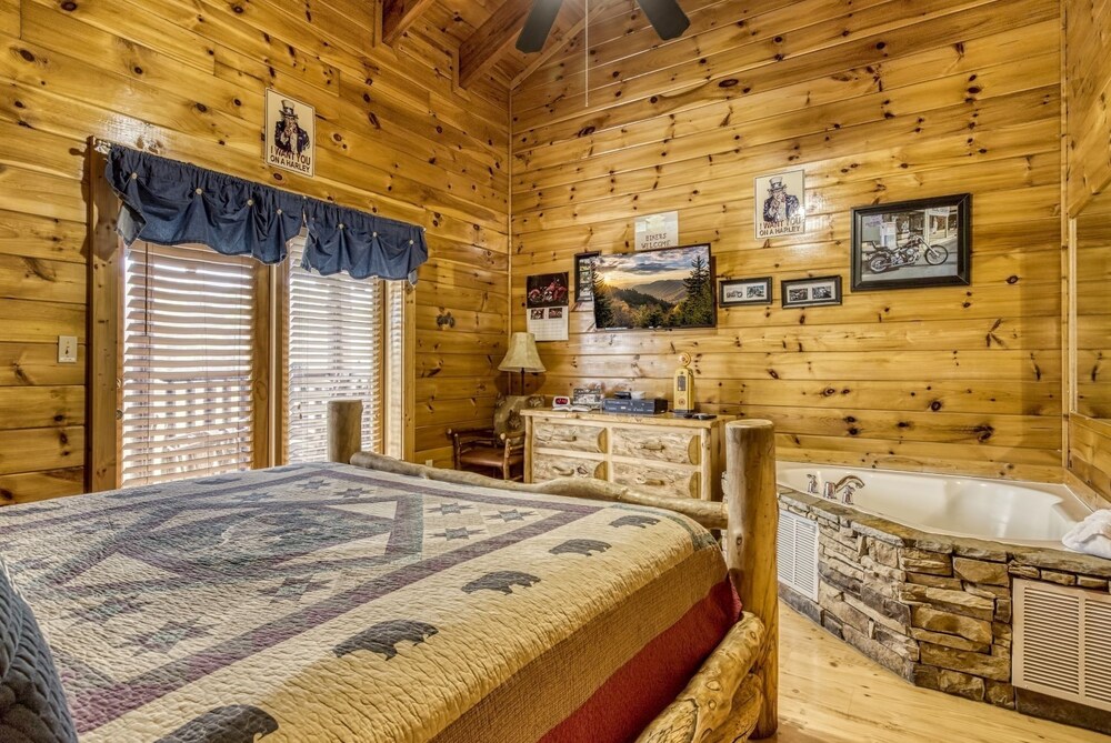 Ern854 - Wagon Wheel Lodge - Great Location! Close To All The Action! 9 Bedroom Cabin by RedAwning view 4
