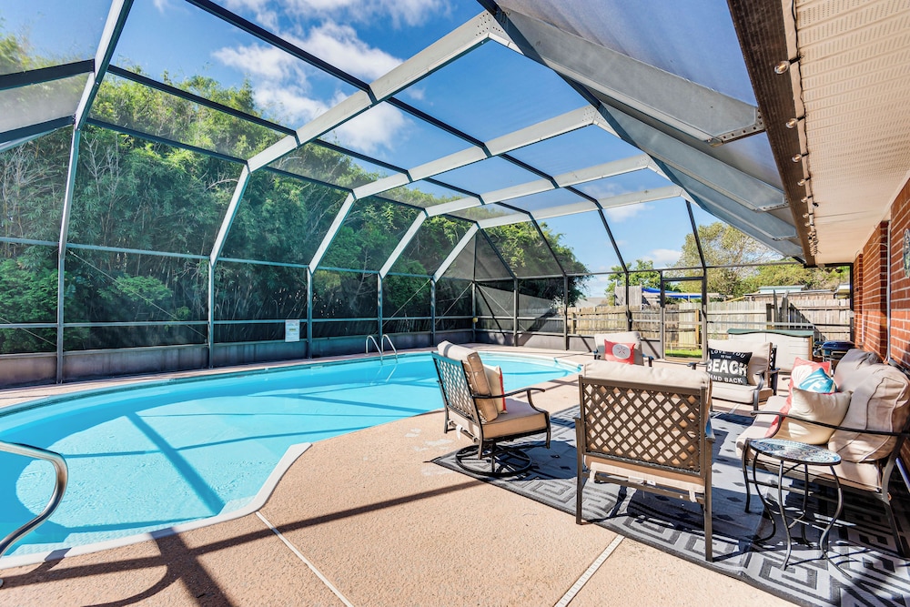 1 Mi to Zoo: 'rustic Bungalow' Gem in Gulf Breeze!