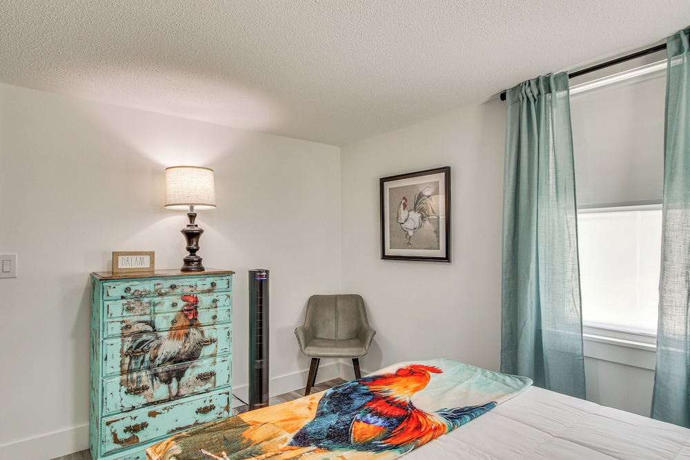 2 Mi to USC Campus: Peaceful Apartment w/ Yard
