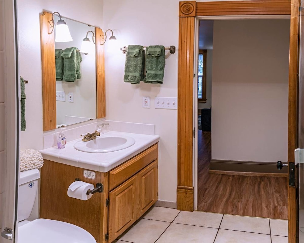 Ashland Vacations - Oak Sherwin House Near OSF - Property Image 12