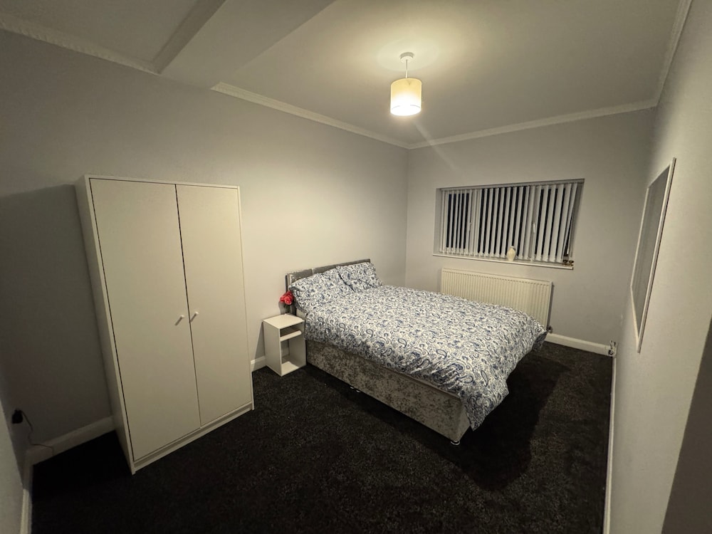 Buxton 5-bed Retreat - Sleeps 11, Parking & Garden
