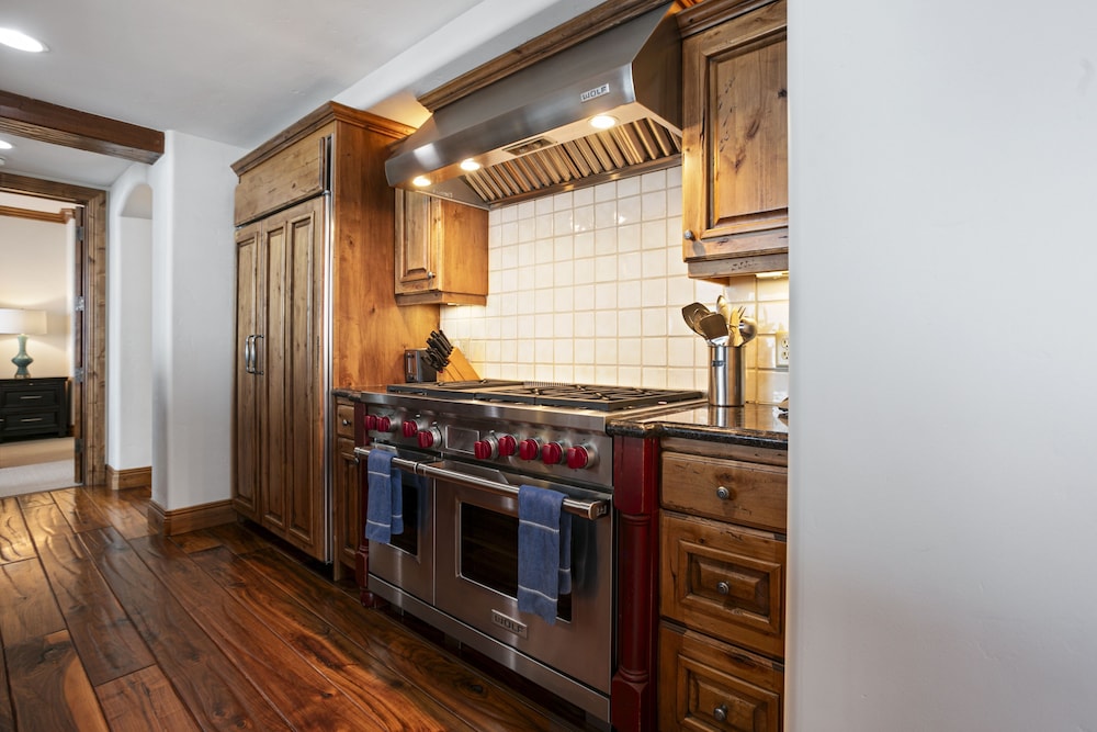 Grand Lodge - Three Bedroom #401 - Ski-in/ski-out 3 Condo