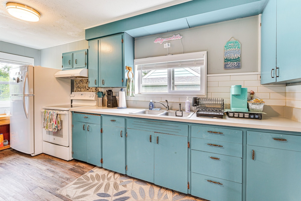 Walk to Beach: Charming Home - 3 Mi to Seabrook