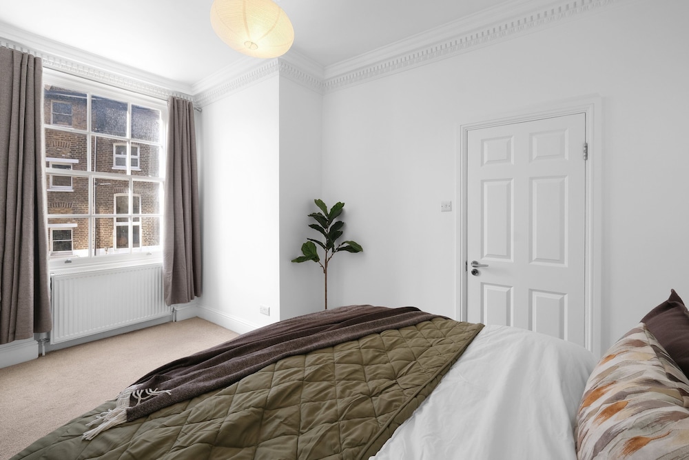 Luxury 3BR 2BA with Hot Tub and Garden
