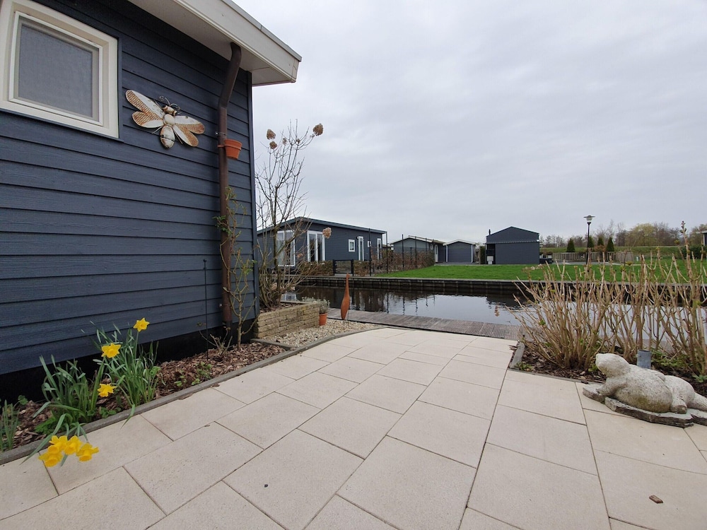 Canal-side Stay, Giethoorn view 3