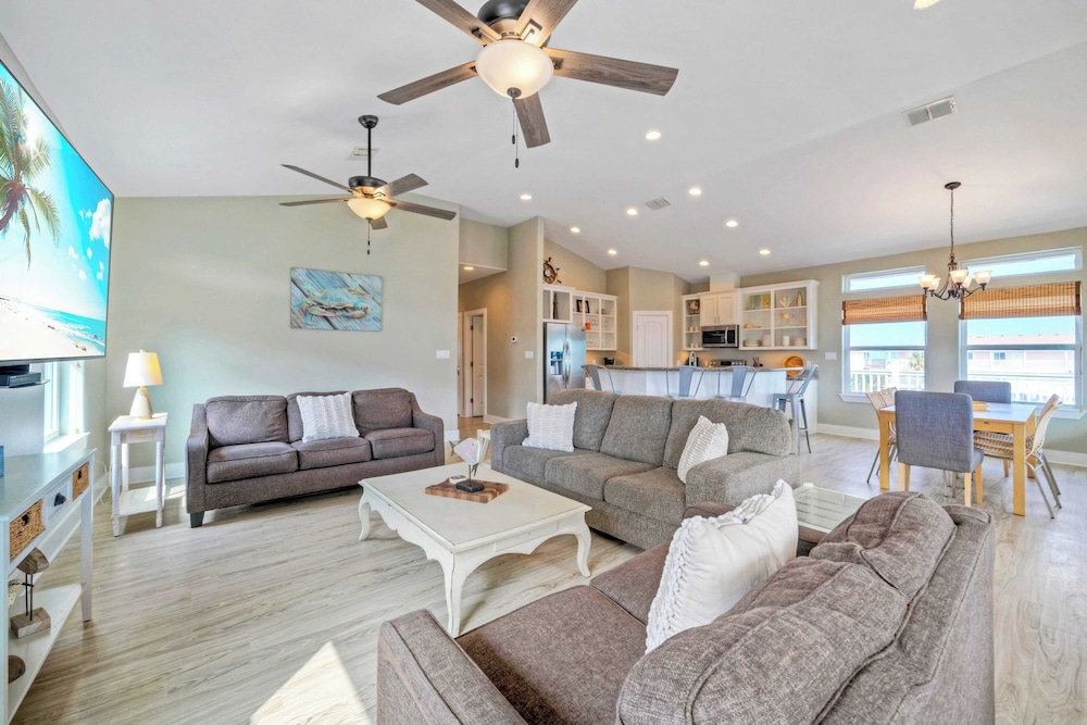 Sleeps 24 2 Homes w/ Beach Boardwalk Access & Deck Views Steps to the Beach