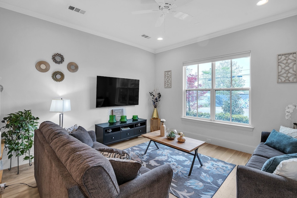 Modern 3br In Bishop Arts Walk To Shops & Dining 3 Bedroom Duplex