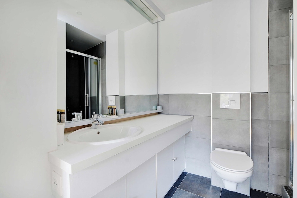 Cozy Apartment 2bdr/5p - in the Heart of Suresnes