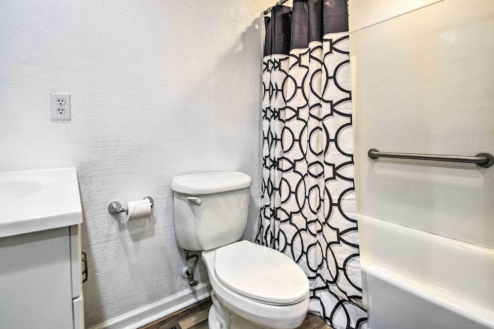 Pet-friendly Gatlinburg Cabin w/ Hot Tub!