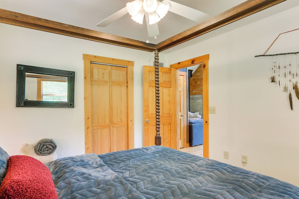 Hot Tub + Game Room: Peaceful Wardensville Cabin