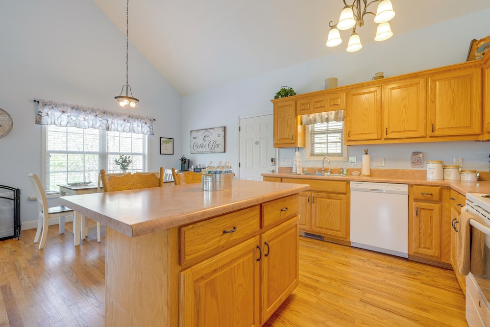 3 Mi to Hiawassee: 'berry Cute Country Cottage'