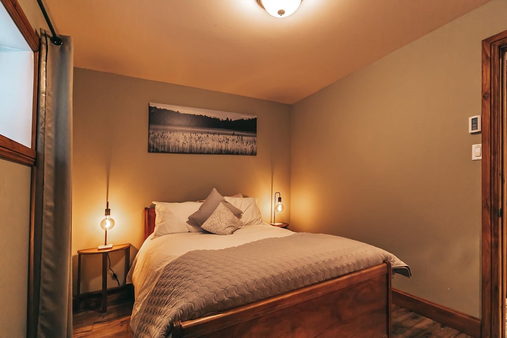 The Pika - Beautiful Mountain-top Cottage With 23 Acres of Private Land With Hiking