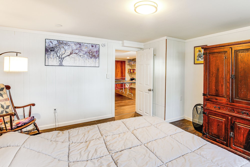 Scenic Home w/ Lake Washington Access & Fire Pit