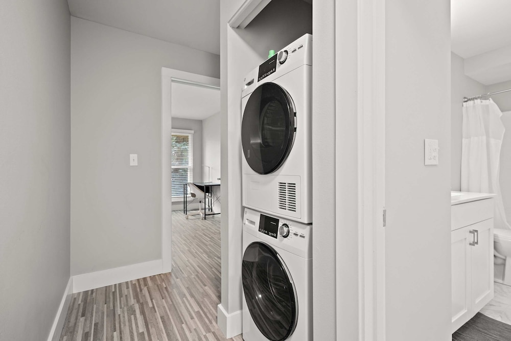 Stylish 2BR 2BA Stay in Prime Location