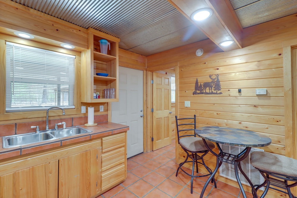 0.5 Mi to Greers Ferry Lake: Heber Springs Cabin view 3