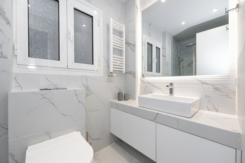 Spacious & Stylish Athens Apartment - Walk To Metro