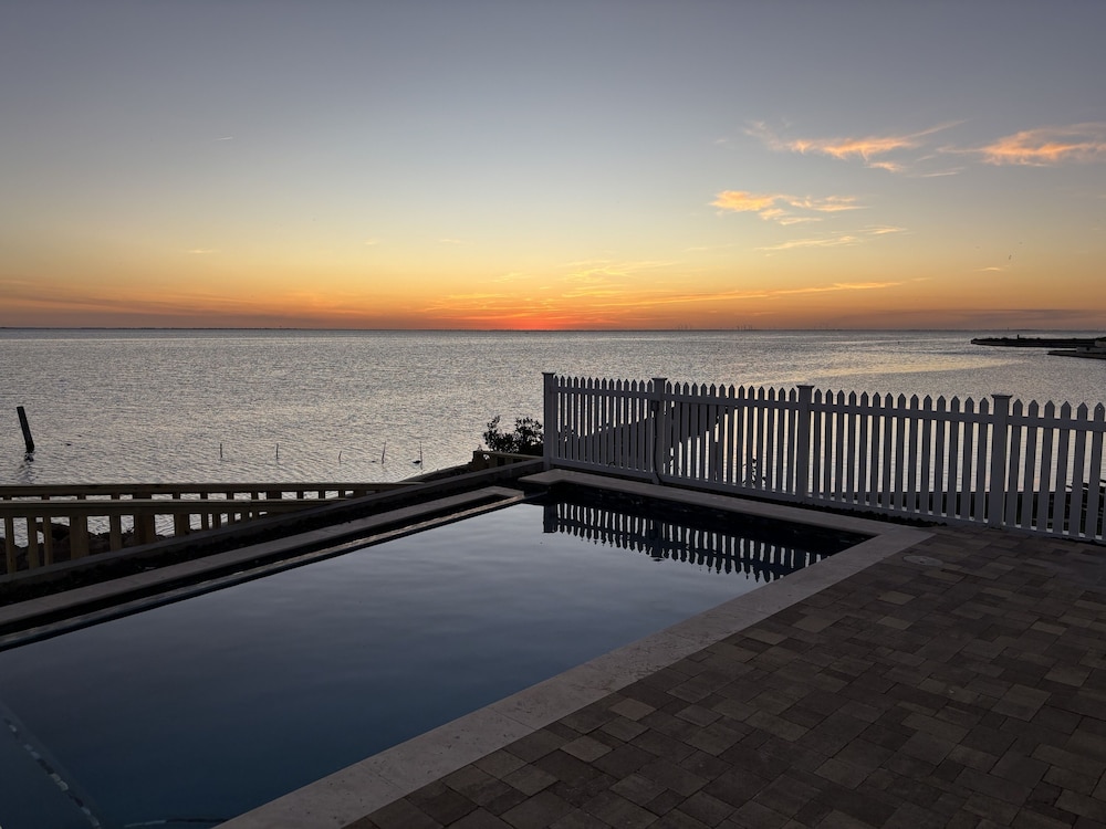 Ahh Da Sea - Waterfront, Backyard Ramp To Jetty & Laguna 3 Bedroom Home