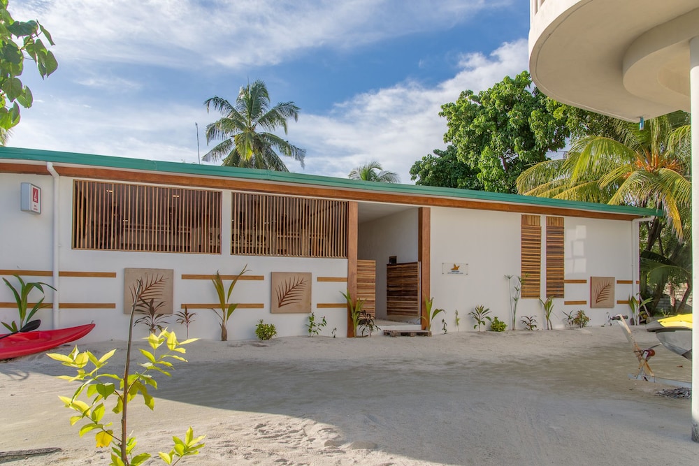 Dhiffushi White Sand Beach Hotel 27