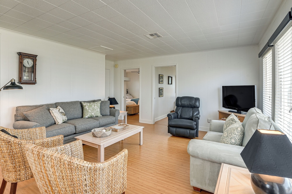 Pet-friendly Galveston Home - Walk to Beaches!