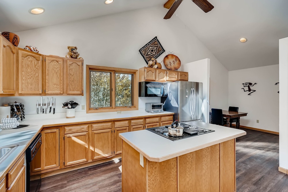Spacious 4bdrm /sleeps 10, Stunning Views, Fireplaces 4 Bedroom Home by RedAwning