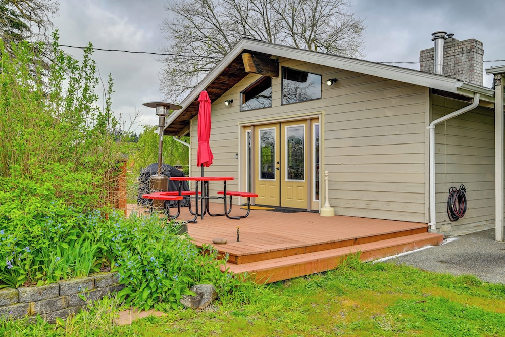 9 Mi to Spanaway Park: Home w/ Indoor Hot Tub