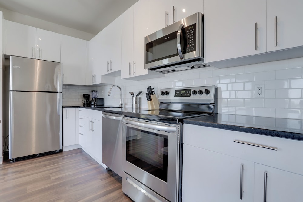 Spacious 2BR Apt with Den W Balcony