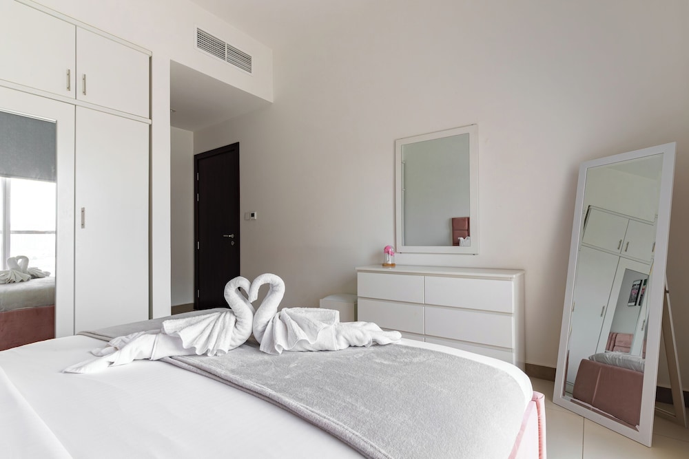 SIMPLY COMFORT Binghatti Gateway Family 2BR with Balcony, Close to Dubai Mall & Burj Khalifa
