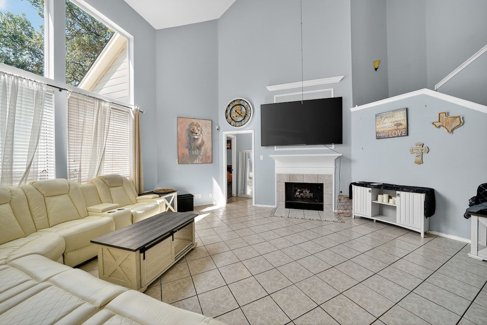 San Antonio Oasis Hot Tub & Pool Access 4 Bedroom Home