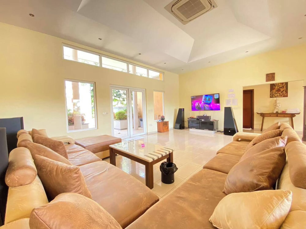 Tropical Luxury 4BR Pool Villa w Game Area