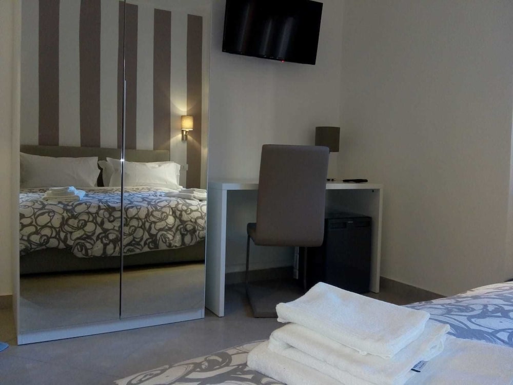 Minerva Guesthouse en Pavia — hotel room