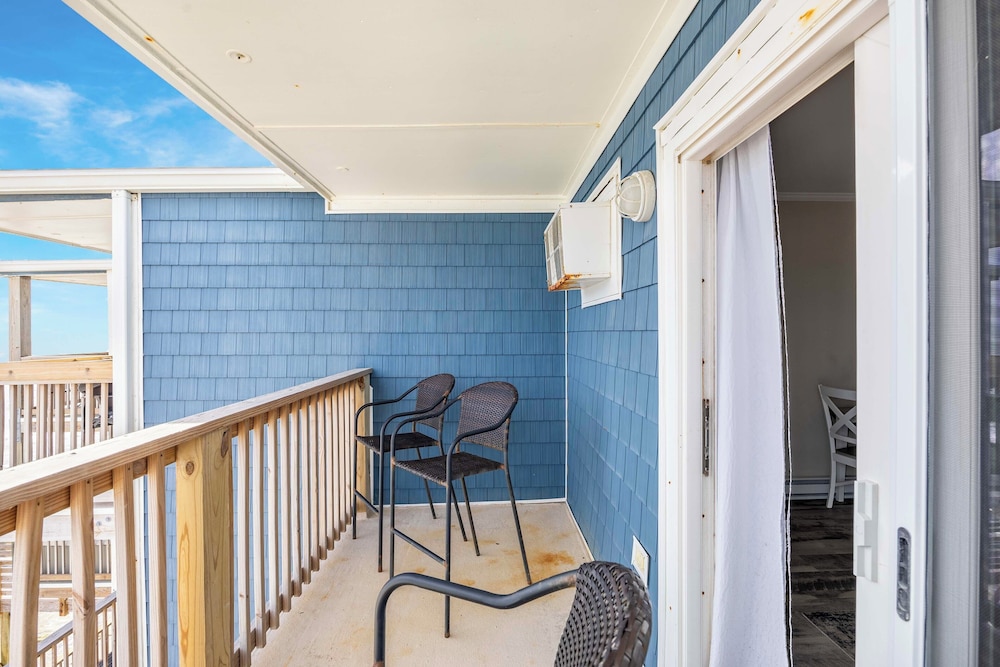 Steps to Sand! 3rd-floor North Topsail Beach Condo
