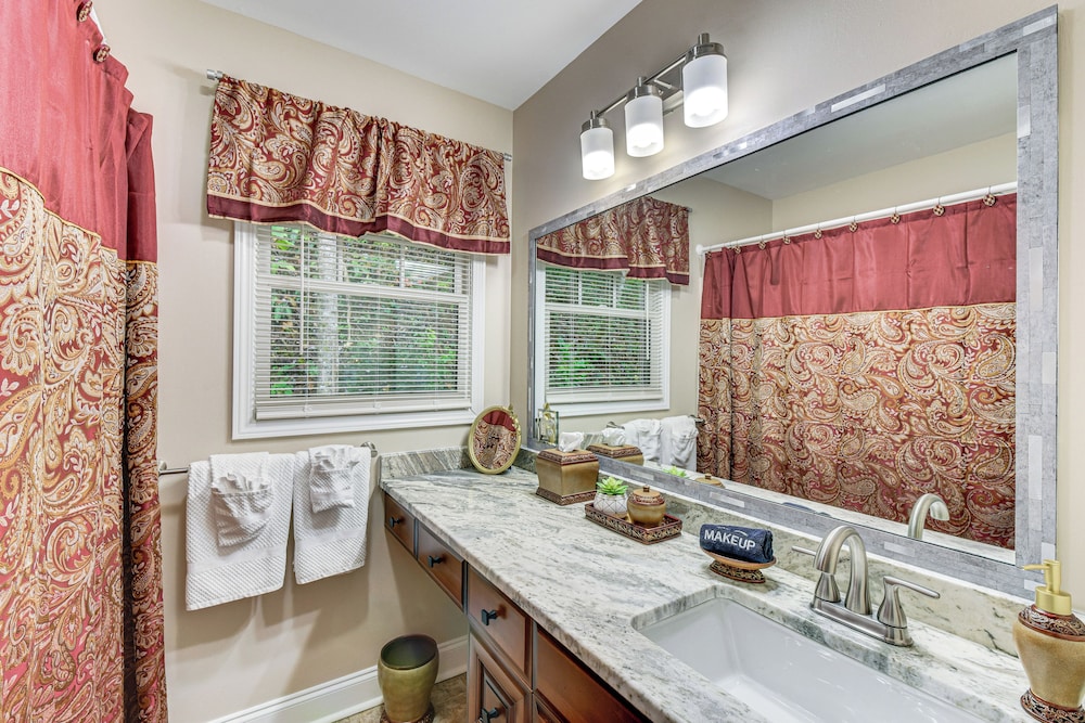 Creekside Cottage w/ Hot Tub: 8 Mi to Lake Chatuge