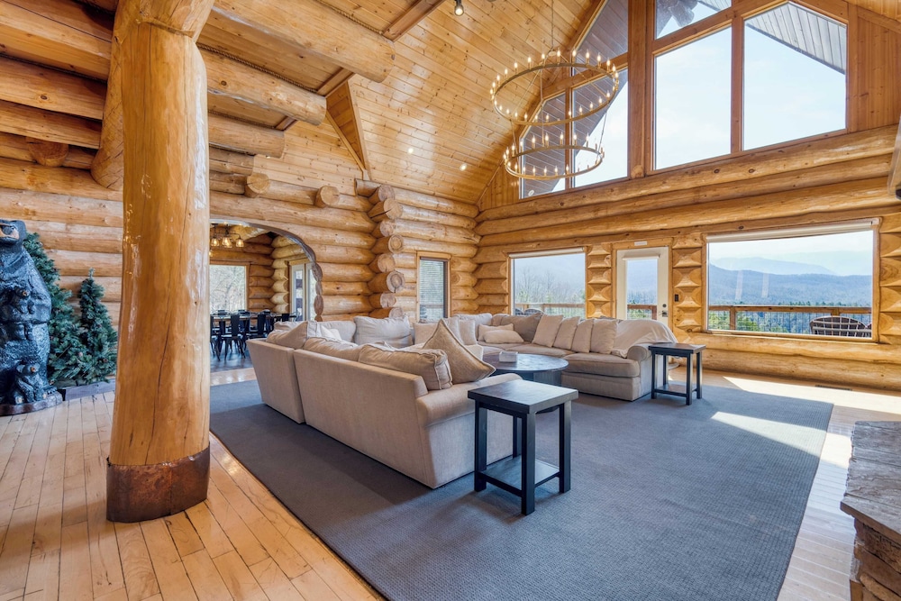 Pinnacle Chalet by Avantstay Luxury Cabin w/ Panoramic Views, Fireplace & Game Room