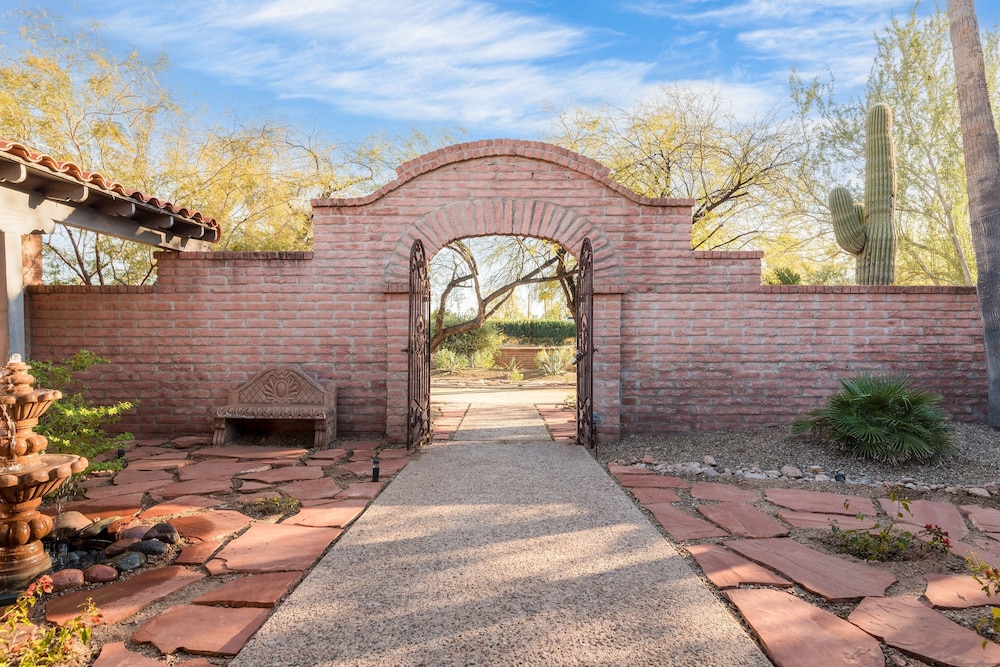 La Casona by Avantstay Gorgeous Spanish Style Oasis w Historic Charm Pool