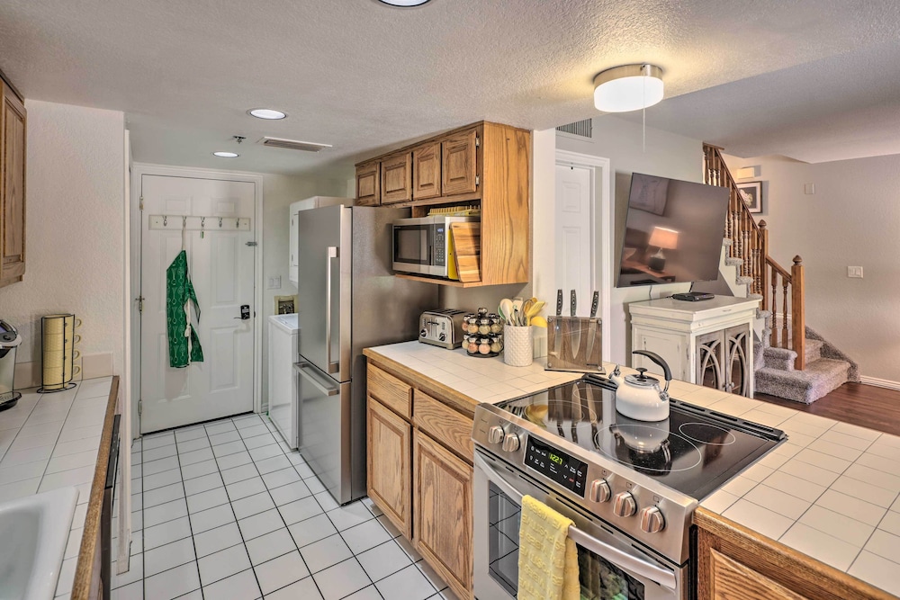 Lake Havasu Condo w/ Patio + Community Pool!