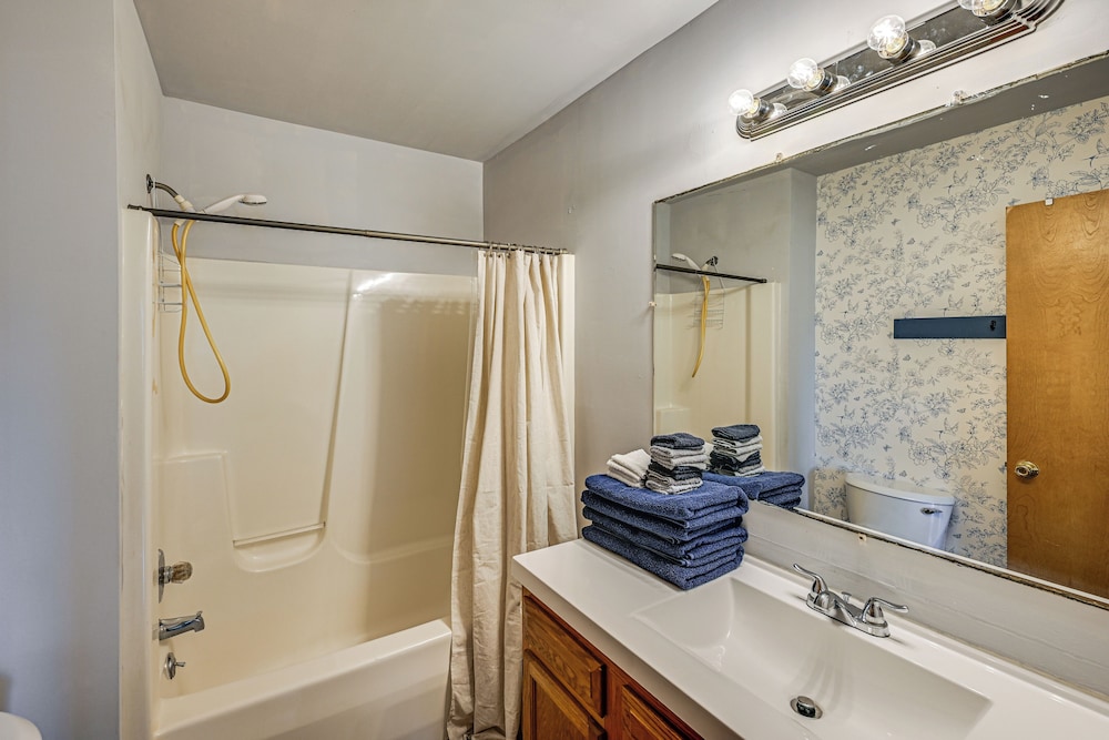 4 Mi to Lake Michigan: Updated Benton Harbor Home!