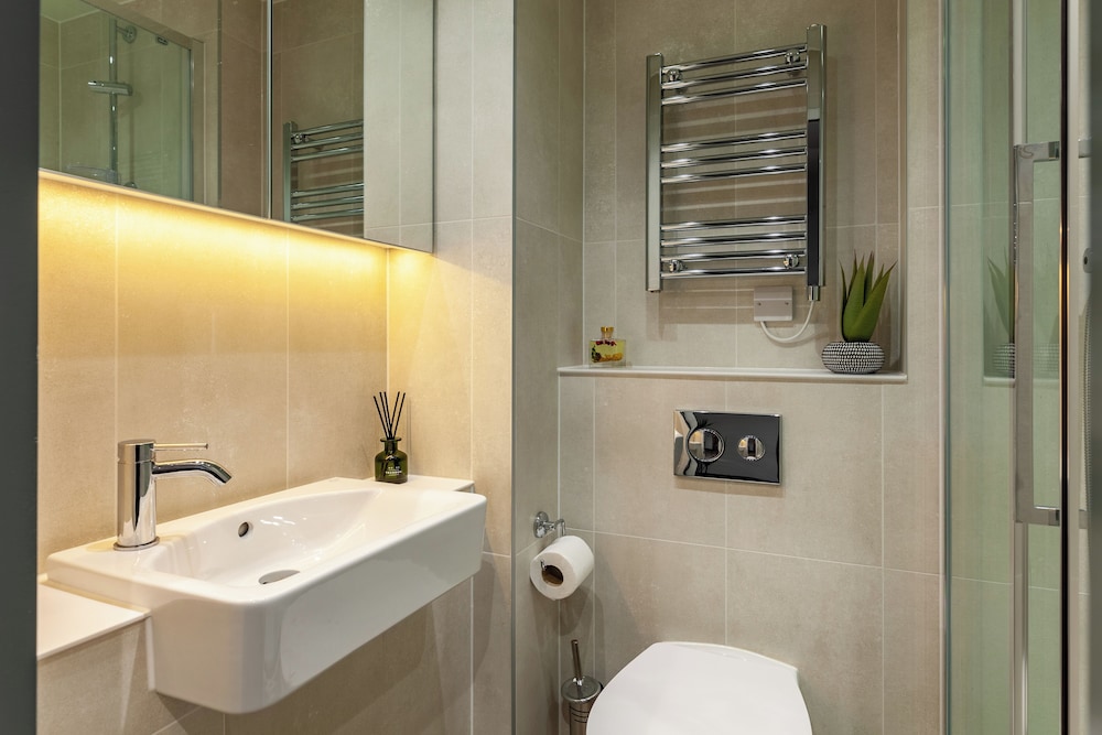Students Only Straits Egham - 40 mins to Waterloo - Direct Bus to Heathrow