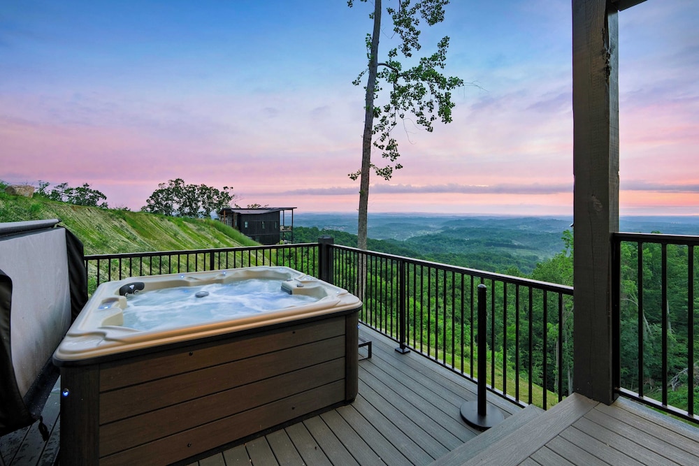 Luxury Group Retreat w/ Indoor Pool, Arcade & 56-mile Views Grand Vista Retreat