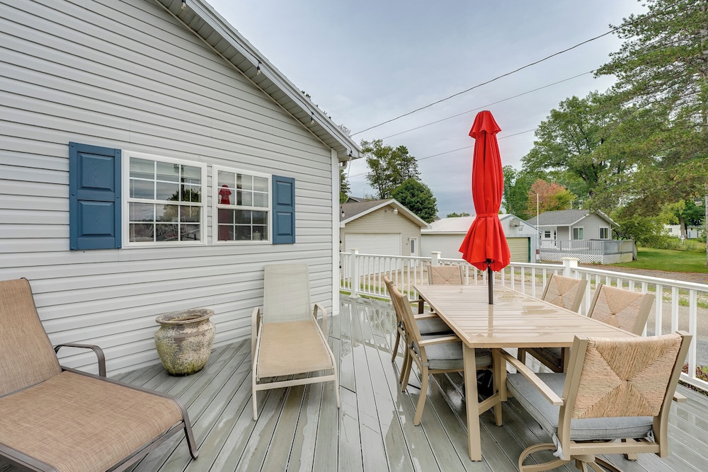 1 Mi to Silver Lake Sand Dunes: Family Gem w/ Yard
